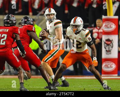 4. November 2023: Tyler Van Dyke (9) der University of Miami spielt im Carter Finley Stadium in Raleigh, North Carolina, zwischen der University of Miami und der NC State University. David Beach/CSM Stockfoto