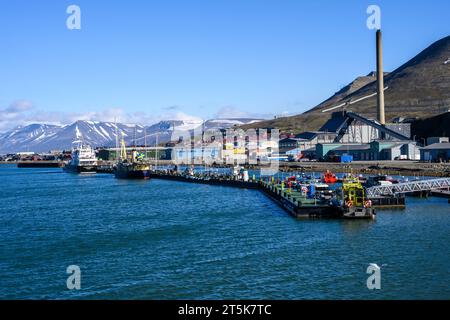 SVALBARD, NORWEGEN – 17. JULI 2023: Kommerzielle Anlegestelle und Uferpromenade in Longyearbyn an einem sonnigen Sommertag Stockfoto