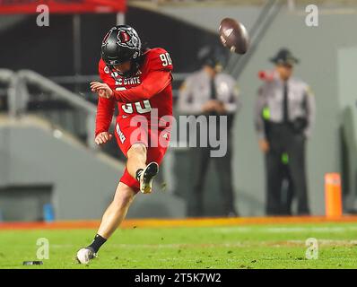 4. November 2023: Collin Smith (90), Junior von NC State, startet den Ball. NCAA-Fußballspiel zwischen der University of Miami und der NC State University im Carter Finley Stadium, Raleigh, North Carolina. David Beach/CSM Stockfoto