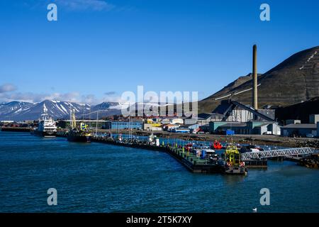 SVALBARD, NORWEGEN – 17. JULI 2023: Kommerzielle Anlegestelle und Uferpromenade in Longyearbyn an einem sonnigen Sommertag Stockfoto