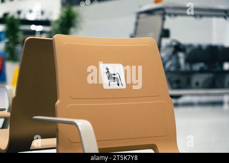 Deaktivieren Sie die Sitzplätze in einem neuen Flughafen ohne niemanden Stockfoto