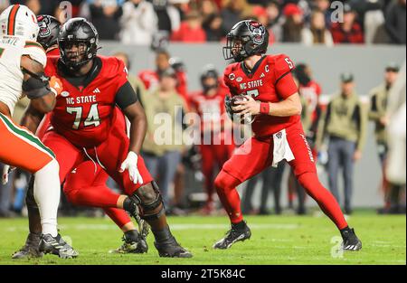 4. November 2023: NC State Senior Brennan Armstrong (5) spielt den Ball gegen Miami. NCAA-Fußballspiel zwischen der University of Miami und der NC State University im Carter Finley Stadium, Raleigh, North Carolina. David Beach/CSM Stockfoto