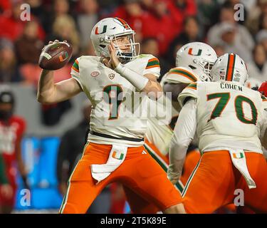 4. November 2023: Tyler Van Dyke (9) der University of Miami übergibt den Ball. NCAA-Fußballspiel zwischen der University of Miami und der NC State University im Carter Finley Stadium, Raleigh, North Carolina. David Beach/CSM Stockfoto