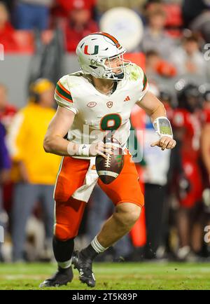 4. November 2023: Tyler Van Dyke (9), Junior der University of Miami, Scrambles. NCAA-Fußballspiel zwischen der University of Miami und der NC State University im Carter Finley Stadium, Raleigh, North Carolina. David Beach/CSM Stockfoto