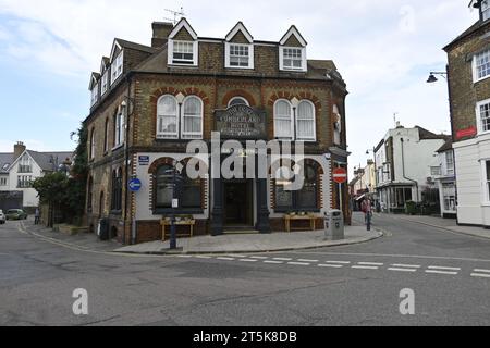 Blick auf das Duke of Cumberland Hotel im Stadtzentrum von Whitstable Kent England Stockfoto