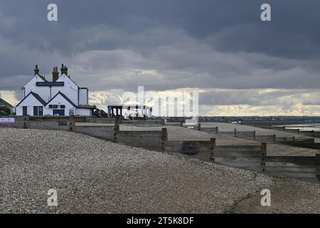 Blick auf den Old Neptune Pub am Whitstable Beach Stockfoto