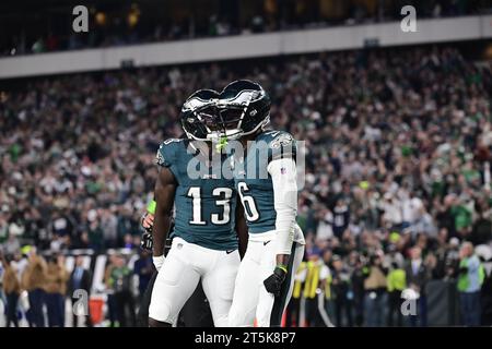 Philadelphia, Pennsylvania, USA. November 2023. Philadelphia Eagles Wide Receiver DeVonta Smith (6) feiert seinen Touchdown gegen die Dallas Cowboys mit dem Wide Receiver Olamide Zaccheaus (13) während der zweiten Halbzeit in Philadelphia, Pennsylvania. Eric Canha/CSM/Alamy Live News Stockfoto