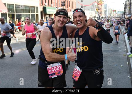 Die Läufer nehmen am TCS New York City Marathon am 5. November 2023 in New York City Teil. Stockfoto