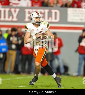 4. November 2023: Tyler Van Dyke (9) der University of Miami will den Ball passieren. NCAA-Fußballspiel zwischen der University of Miami und der NC State University im Carter Finley Stadium, Raleigh, North Carolina. David Beach/CSM Stockfoto