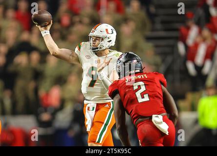 4. November 2023: Tyler Van Dyke (9) der University of Miami übergibt den Ball. NCAA-Fußballspiel zwischen der University of Miami und der NC State University im Carter Finley Stadium, Raleigh, North Carolina. David Beach/CSM Stockfoto