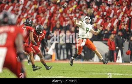 4. November 2023: Tyler Van Dyke (9) wirft den Ball nach Druck weg. NCAA-Fußballspiel zwischen der University of Miami und der NC State University im Carter Finley Stadium, Raleigh, North Carolina. David Beach/CSM Stockfoto