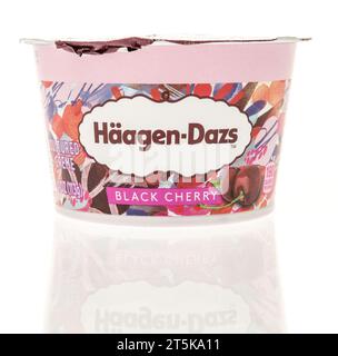 Winneconne, WI - 5. Oktober 2023: Ein Paket Haagen Dazs Joghurt in Schwarzkirschgeschmack auf einem isolierten Hintergrund Stockfoto