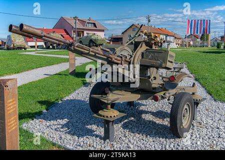 ZU-23-2 Abwehrkanone im Heimatkriegsmuseum in Karlovac, Kroatien Stockfoto