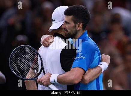 Paris, Frankreich. November 2023. Novak Djokovic (R) aus Serbien umarmt Grigor Dimitrov aus Bulgarien nach dem Finale der Männer beim Tennis-Turnier Paris ATP Masters 1000 in Paris, Frankreich, 5. November 2023. Quelle: Gao Jing/Xinhua/Alamy Live News Stockfoto