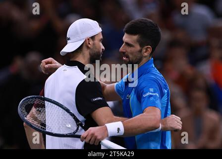 Paris, Frankreich. November 2023. Novak Djokovic (R) aus Serbien umarmt Grigor Dimitrov aus Bulgarien nach dem Finale der Männer beim Tennis-Turnier Paris ATP Masters 1000 in Paris, Frankreich, 5. November 2023. Quelle: Gao Jing/Xinhua/Alamy Live News Stockfoto