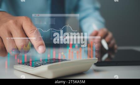 Geschäftsleute analysieren Geschäftsdaten und verwalten Unternehmensdaten mit Diagrammen, Indikatoren und KPIs, um die Unternehmensleistung zu verbessern und zu verbessern Stockfoto