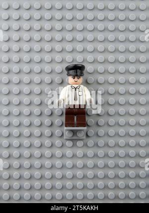 Nova Bana, Slowakei - 5. November 2023 : Polizist Lego Minifigur an der Wand. LEGO® Minifigur auf Lego Grundplatte. Details. Nahaufnahme. Stockfoto