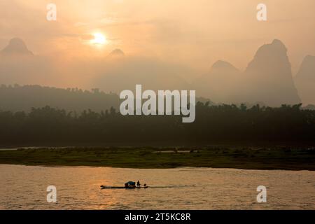 Malerische Aussicht am frühen Morgen über den nebeligen Li-Fluss und die Kalksteinhügel, Yangshuo, China Stockfoto