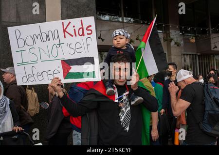 Kinder zu bombardieren ist kein Selbstverteidigungszeichen. Pro-palästinensische Kundgebung für Waffenstillstand zwischen Israel und Palästina. Freedom Plaza. Washington D.C. USA. November 2023 Stockfoto