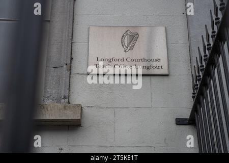 Longford Town, County Longford, Irland, 13. September 2023. Beschilderung vor dem Longford Courthouse Stockfoto