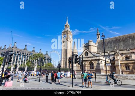 London Wahrzeichen England, Westminster und Houses of Parliament, Big Ben Uhr und London Wheel Eye, blauer Himmel Herbst, England, UK, 2023 Stockfoto