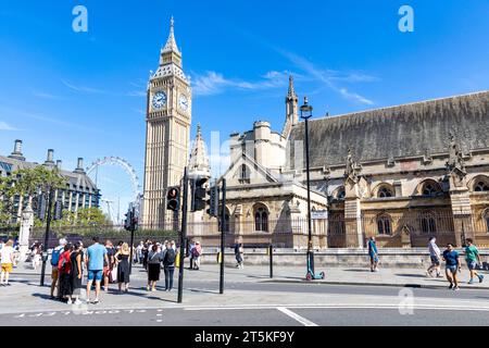 London Wahrzeichen England, Westminster und Houses of Parliament, Big Ben Uhr und London Wheel Eye, blauer Himmel Herbst, England, UK, 2023 Stockfoto