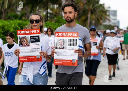 Surfside, Florida, USA. November 2023. Menschen halten Plakate mit den Namen und Bildern von Israelis, die von der Hamas während eines Living Moms Walk am 5. November 2023 in Surfside, Florida, entführt wurden. Living Moms forderte die sofortige Freilassung von 240 Israelis, die während des Massakers am 7. Oktober von der Hamas als Geisel genommen wurden. Die Hamas tötete bei den Angriffen über 1300 israelische Zivilisten. (Kreditbild: © Ronen Tivony/ZUMA Press Wire) NUR REDAKTIONELLE VERWENDUNG! Nicht für kommerzielle ZWECKE! Stockfoto