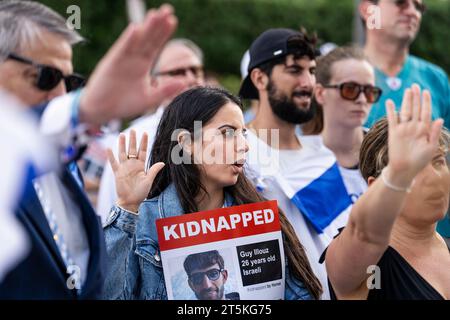 Surfside, Florida, USA. November 2023. Eine Frau hält ein Poster von Guy Illouz, der von der Hamas entführt wurde. Surfside, Florida am 5. November 2023. Living Moms forderte die sofortige Freilassung von 240 Israelis, die während des Massakers am 7. Oktober von der Hamas als Geisel genommen wurden. Die Hamas tötete bei den Angriffen über 1300 israelische Zivilisten. (Kreditbild: © Ronen Tivony/ZUMA Press Wire) NUR REDAKTIONELLE VERWENDUNG! Nicht für kommerzielle ZWECKE! Stockfoto