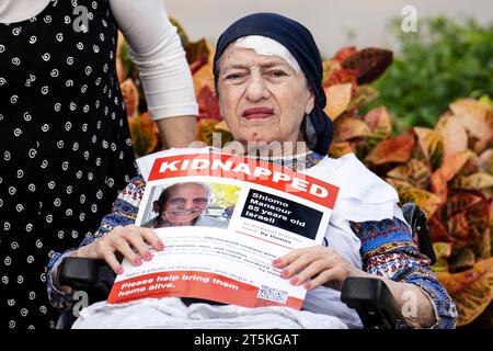 Surfside, Florida, USA. November 2023. Eine ältere Frau trägt ein Poster des 85-jährigen Shlomo Mansour, der von der Hamas entführt wurde. Surfside, Florida am 5. November 2023. Living Moms forderte die sofortige Freilassung von 240 Israelis, die während des Massakers am 7. Oktober von der Hamas als Geisel genommen wurden. Die Hamas tötete bei den Angriffen über 1300 israelische Zivilisten. (Kreditbild: © Ronen Tivony/ZUMA Press Wire) NUR REDAKTIONELLE VERWENDUNG! Nicht für kommerzielle ZWECKE! Stockfoto