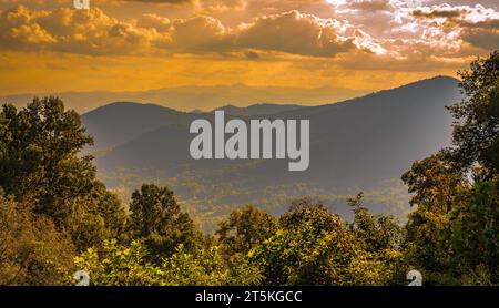 Sonnenuntergang von den Bergen in Asheville, NC Stockfoto