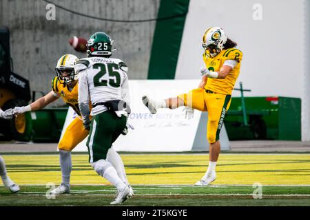 Edmonton, Kanada. November 2023. (2) Jonathan Giustini von der University of Alberta Golden Punts spielt den Ball im Canwest Halbfinale gegen die University of Saskatchewan Huskies. University of Alberta Golden Bears 40:17 University of Saskatchewan Huskies Credit: SOPA Images Limited/Alamy Live News Stockfoto