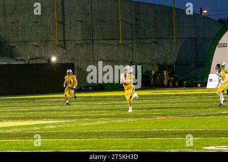 Edmonton, Kanada. November 2023. (2) Jonathan Giustini von der University of Alberta Golden Bears fängt im Canwest Halbfinale gegen die University of Saskatchewan Huskies einen Pass ab. University of Alberta Golden Bears 40:17 University of Saskatchewan Huskies Credit: SOPA Images Limited/Alamy Live News Stockfoto