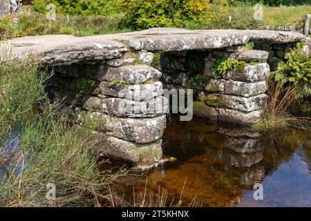 Clapper Bridge im Weiler Postbridge, Dartmoor National Park, Devon, England, 2023, eine Rudelbrücke aus dem 13. Jahrhundert Stockfoto