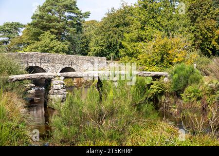 Postbridge Clapper Bridge, antike Brücke für Packpferde neben der Straßenbrücke, Dartmoor Nationalpark, Devon, England, Großbritannien Stockfoto