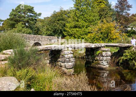 Postbridge Clapper Bridge, antike Brücke für Packpferde neben der Straßenbrücke, Dartmoor Nationalpark, Devon, England, Großbritannien Stockfoto