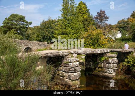 Clapper Bridge im Weiler Postbridge, Dartmoor National Park, Devon, England, 2023, eine Rudelbrücke aus dem 13. Jahrhundert Stockfoto