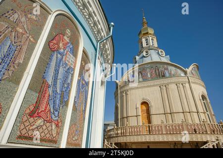 Taschkent, Usbekistan - 29. Oktober 2023: Detail der Kathedrale der Himmelfahrt der Jungfrau in Taschkent, Usbekistan. Stockfoto