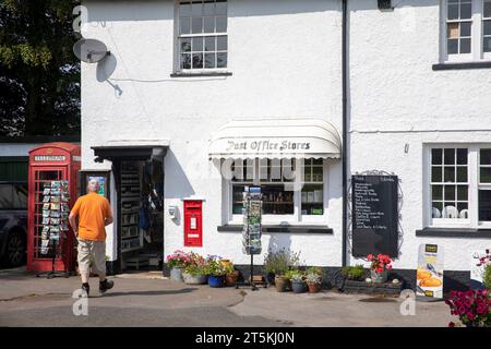 Dartmoor Nationalpark, Postbridge Weiler ländliches Postamt und Geschäfte, roter Briefkasten in der Wand und roter Telefonkasten, Devon, England, Großbritannien, 2023 Stockfoto