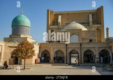 Taschkent, Usbekistan - 30. Oktober 2023: Details der Barak Khan Madrasah in Taschkent, Usbekistan. Stockfoto