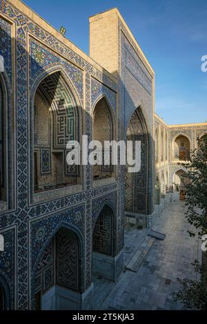 Samarkand, Usbekistan - 2. November 2023: Die Ulugh Beg Madrasah auf dem Registan-Platz in Samarkand, Usbekistan. Stockfoto