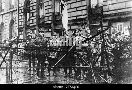 EINGEREICHT - 9. November 1923, Bayern, München: Barrikaden vor dem damaligen Münchner Kriegsministerium am 9. November 1923, dem Tag des gescheiterten Hitlerputsches. Vor 100 Jahren versuchten nationalistische Kräfte aus München, Deutschland zu erobern. "Die Regierung der Novemberverbrecher in Berlin wurde heute für abgesetzt erklärt", erklärten Adolf Hitler, Erich Ludendorff und Gleichgesinnte am 8. November 1923. Am 9. November endete der Putsch der Feinde der Demokratie mit 20 Toten und vielen Verletzten. Die Nationalsozialistische Deutsche Arbeiterpartei (NSDAP) wurde verboten und Hitler wegen hoher Ansprüche verurteilt Stockfoto