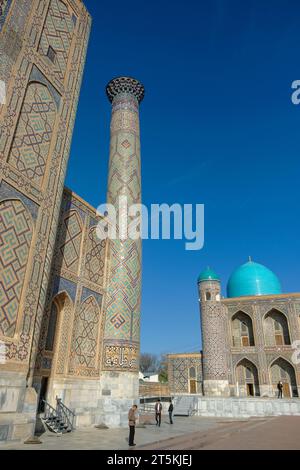 Samarkand, Usbekistan - 2. November 2023: Die Ulugh Beg Madrasah auf dem Registan-Platz in Samarkand, Usbekistan. Stockfoto