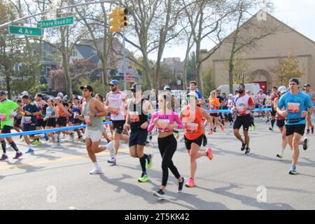 4th Ave und Senator St in Bayridge, Brooklyn, NY 11220 USA. November 2023. Unter kühlem, teilweise bewölktem Himmel lieferten über 50.000 Läufer den 2023 km langen New York Marathon durch fünf Stadtteile und verfolgten an einem milden Herbsttag ein insgesamt entspanntes und partizipatives Rennen. Quelle: ©Julia Mineeva/EGBN TV News/Alamy Live News Stockfoto