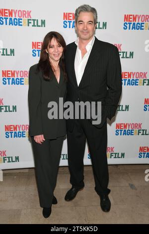 New York, USA. November 2023. Leslie Urdang und Jon Tenney besuchten die New York Stage and Film 2023 Gala im Plaza Hotel in New York, NY, 5. November 2023. (Foto: Efren Landaos/SIPA USA) Credit: SIPA USA/Alamy Live News Stockfoto
