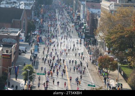 4th Ave und Senator St in Bayridge, Brooklyn, NY 11220 USA. November 2023. Unter kühlem, teilweise bewölktem Himmel lieferten über 50.000 Läufer den 2023 km langen New York Marathon durch fünf Stadtteile und verfolgten an einem milden Herbsttag ein insgesamt entspanntes und partizipatives Rennen. Quelle: ©Julia Mineeva/EGBN TV News/Alamy Live News Stockfoto