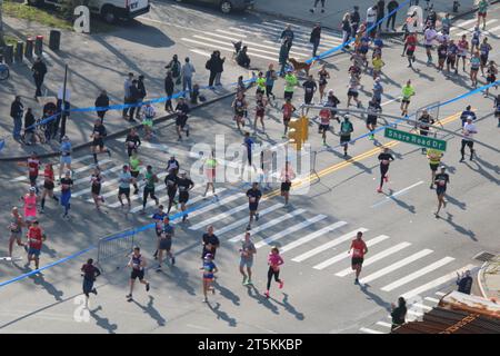 4th Ave und Senator St in Bayridge, Brooklyn, NY 11220 USA. November 2023. Unter kühlem, teilweise bewölktem Himmel lieferten über 50.000 Läufer den 2023 km langen New York Marathon durch fünf Stadtteile und verfolgten an einem milden Herbsttag ein insgesamt entspanntes und partizipatives Rennen. Quelle: ©Julia Mineeva/EGBN TV News/Alamy Live News Stockfoto