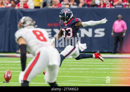 Houston, TX, USA. November 2023. Houston Texans Running Back Dare Ogunbowale (33) tritt während eines Spiels zwischen den Tampa Bay Buccaneers und den Houston Texans in Houston, Texas, auf. Trask Smith/CSM/Alamy Live News Stockfoto