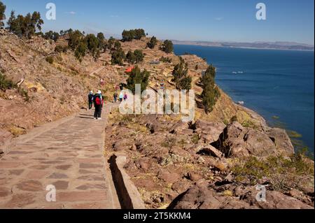 Gruppe von Touristen, die auf der Insel Taquile am Titicaca-See in Peru wandern Stockfoto