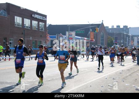 4th Ave und Senator St in Bayridge, Brooklyn, NY 11220 USA. November 2023. Unter kühlem, teilweise bewölktem Himmel lieferten über 50.000 Läufer den 2023 km langen New York Marathon durch fünf Stadtteile und verfolgten an einem milden Herbsttag ein insgesamt entspanntes und partizipatives Rennen. Quelle: ©Julia Mineeva/EGBN TV News/Alamy Live News Stockfoto