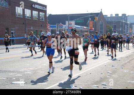 4th Ave und Senator St in Bayridge, Brooklyn, NY 11220 USA. November 2023. Unter kühlem, teilweise bewölktem Himmel lieferten über 50.000 Läufer den 2023 km langen New York Marathon durch fünf Stadtteile und verfolgten an einem milden Herbsttag ein insgesamt entspanntes und partizipatives Rennen. Quelle: ©Julia Mineeva/EGBN TV News/Alamy Live News Stockfoto